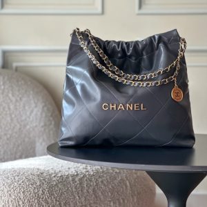 Top-tier goods_p High-volume pricing p780 France · Premium bespoke Chane1

AS3261# Chanel 2022 New Arrival Oiled Leather Calfskin Drawstring Tote

Exclusive real-shot Chanel chain bag, shoulder bag. Fall/Winter runway style💃 Soft and comfortable, exceptional quality. Beauty lovers, grab yours now! 

Pairs perfectly with winter coats. Versatile, minimalist, and spacious!

Size: 39x42x8cm