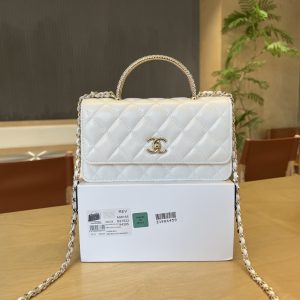 710💰A96165 Chanel 24C Crystal-Handle Accordion Bag Soft lambskin leather with exquisite crystal-embellished handles exuding luxury Distinctive double C logo Stylish as a handbag, crossbody, or shoulder bag Absolutely stunning Dimensions: 19cm