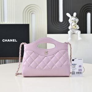 The 710 truly stole my heart at first sight—its matte oil-wax leather paired with the 31 bag in light gray instantly radiates that gentle heiress vibe. Carrying it makes me feel like I stepped straight out of a Korean drama as a chaebol heiress. And the more I use it, the more captivated I become—it hits my aesthetic sweet spot perfectly.
Don't let its nano size fool you—it easily holds daily essentials like your phone, lipstick, and powder compact. Practicality is top-notch! The glossy lambskin leather is vintage yet refined, with a texture so stunning it leaves you speechless.
The chain strap lets you wear it crossbody or carry it by hand—chic and effortless, instantly elevating your vibe! It’s the perfect match for light-colored outfits in spring and summer, boosting your fashion quotient. The size is just right.
If I could only buy one bag this year, this would be it! Highly recommended.
Dimensions: 20×14×4cm