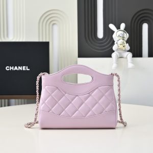 Alternative view of The 710 truly stole my heart at first sight—its matte oil-wax leather paired with the 31 bag in light gray instantly radiates that gentle heiress vibe. Carrying it makes me feel like I stepped straight out of a Korean drama as a chaebol heiress. And the more I use it, the more captivated I become—it hits my aesthetic sweet spot perfectly.
Don't let its nano size fool you—it easily holds daily essentials like your phone, lipstick, and powder compact. Practicality is top-notch! The glossy lambskin leather is vintage yet refined, with a texture so stunning it leaves you speechless.
The chain strap lets you wear it crossbody or carry it by hand—chic and effortless, instantly elevating your vibe! It’s the perfect match for light-colored outfits in spring and summer, boosting your fashion quotient. The size is just right.
If I could only buy one bag this year, this would be it! Highly recommended.
Dimensions: 20×14×4cm