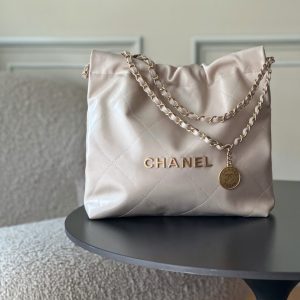Top-tier goods_High-volume pricing p750 France·Premium bespoke Chane1

AS3260# Chanel 2022 New Arrival Oiled Leather Calfskin Drawstring Tote

Exclusive real-shot Chanel chain bag, shoulder bag—autumn/winter runway style💃 Soft and comfortable, exceptional quality. Beauty lovers, grab yours now! 

Pairs perfectly with winter coats. Versatile, minimalist, and spacious!

Size: 35x37x7cm