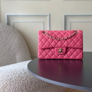 Full Name: Classic Fla0 1117 Caviar
Hardware: 24K-plated, full-steel hardware
Dimensions: 23*6.5*14cm
Leather: Genuine Haas small-grain caviar leather exterior, imported lambskin lining

The iconic CF🔥 possesses an irresistible charm that captivates at first sight. Wherever it goes, it's a mobile emblem of elegance. Its pure white hue exudes a refined, ladylike aura, while the gold hardware adds exquisite luxury. Truly a must-have entry-level luxury piece!🌍 Globally, it's nearly impossible to find in boutiques! The CF from Chanel—those in the know understand. New colors are constantly being released in boutiques!