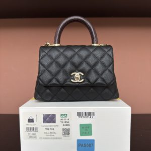 750AS2215# Black Ball Pattern Unstitched Edge Light Gold Red Lining Red Handle
💜Exclusive Background💜 Genuine Product Photos Top-Quality Goods👜
Coco Handle Flap Top Handbag🎁 Dimensions 19*14*9cm