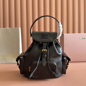 p1150. 💋💋💋【Full Counter Packaging】MIU Home's new collegiate-style backpack features a perfect blend of canvas and genuine imported calf leather. Its thick, durable linen-blend lining showcases a casual design aesthetic—stylish, minimalist, and sophisticated. Enhanced with exquisite craftsmanship, it offers multiple pockets for organization.The convertible shoulder straps and top handle offer versatile functionality, making it an absolute wardrobe game-changer. It pairs effortlessly with jeans, shirts, or any casual/athletic wear. With ample capacity yet lightweight and practical, this is a genuine must-have. Model: 5bz043. Dimensions: 22x18x11.5cm.