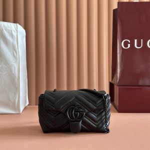 p770. 💋💋💋【Complete with original boutique packaging】This mini shoulder bag from the iconic GG Marmont collection is expertly crafted from supple calf leather, creating a standout new piece. Tone-on-tone enamel-finished double G hardware infuses this item with brand identity.Taupe quilted V-grain nappa leather Taupe enamel hardware Taupe ribbed woven lining Double G chain and calf leather shoulder strap (approx. 54.9 cm height) Magnetic snap closure Model: 856368.Dimensions: 20 cm (W) x 12 cm (H) x 6.5 cm (D) Weight: Approx. 330 g Color: Black/Soft Leather.