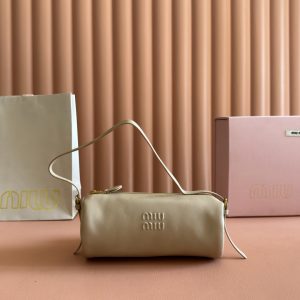 p670💋💋💋【Premium Genuine Leather】Adventure Nappa Lambskin Handbag/Shoulder Bag White Dimensions: W22 × H9 × D9 cm Product Code: 5BG851