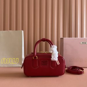 p970💋💋💋【Complete Counter Packaging】Miu Miu Caramel Bowling Bag Look! Miu Miu Women's Arcadia Calfskin Tote Crossbody Bag👝 Lightweight padding enhances the bag's full silhouette, exuding metropolitan flair.The lettering logo, complemented by the finish of the metal hardware, bridges the gap between function and decoration, lending this tote a unique aesthetic and timeless charm. Dimensions: 22✖️10.5✖️7.5cm Style No.: 500142