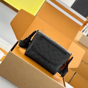 Internal Price P1150【Premium MB Genuine Leather】Pulse Messenger Model: M14874 Material: A+ Grade All-Steel Hardware, Imported High-Elastic Fabric Packaging: Full Premium Duty-Free MB Packaging Dimensions: 26.6 x 17 x 11 cm (Height x Width x Length)