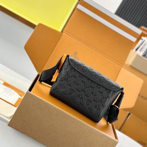 Alternative view of Internal Price P1150【Premium MB Genuine Leather】Pulse Messenger Model: M14874 Material: A+ Grade All-Steel Hardware, Imported High-Elastic Fabric Packaging: Full Premium Duty-Free MB Packaging Dimensions: 26.6 x 17 x 11 cm (Height x Width x Length)