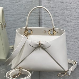 Light Gold In Stock‼️ Dior 2026's latest bow-adorned handbag, featuring a signature bow welded into the design. The bow no longer evokes a sugary sweetness for little girls. Its newly designed silhouette and shape, paired with a rich color palette, suits a wide range of people, striking the perfect balance between sweet and edgy. Size: 28*10*22