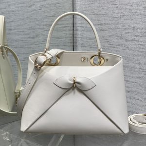 Alternative view of Light Gold In Stock‼️ Dior 2026's latest bow-adorned handbag, featuring a signature bow welded into the design. The bow no longer evokes a sugary sweetness for little girls. Its newly designed silhouette and shape, paired with a rich color palette, suits a wide range of people, striking the perfect balance between sweet and edgy. Size: 28*10*22