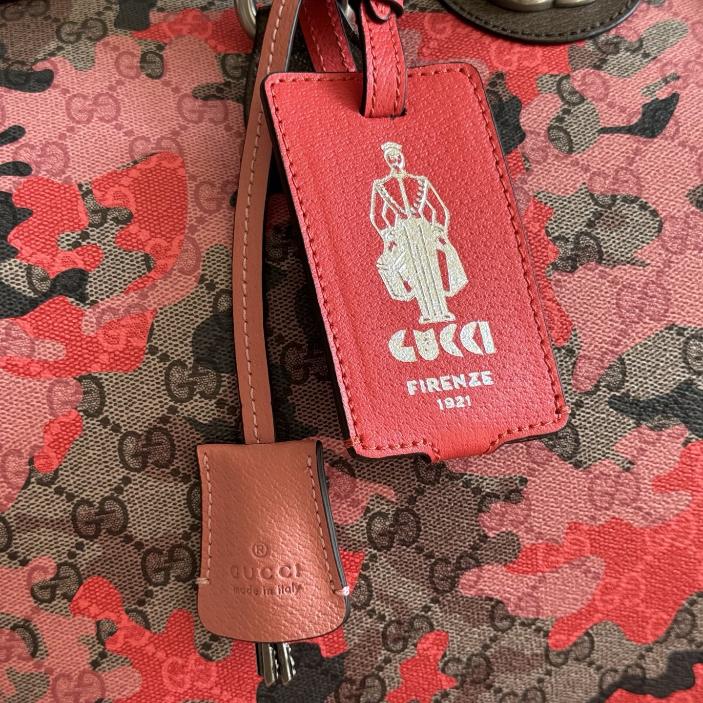 p970๐๐๐ Vibrant camouflage meets distinctive color combinations, reimagining the iconic GG pattern. Crafted from marble-effect GG monogram coated fabric, this travel bag features a matching ID tag and key ring.Pink and red camouflage marble GG monogram coated fabric Brown, pink, and red leather trim Palladium-tone hardware Natural cotton-linen lining Double G Capacity: 28 liters Interior: 1 zippered pocket Exterior: 1 removable luggage tag, 1 lock, 1 key ring Handle height:12 cm. Detachable, adjustable leather shoulder strap (height: 119 cm - 134 cm). Zipper closure. Model: 834460. Dimensions: 44 cm (width) x 29 cm (height) x 25 cm (depth). Weight: approx. 2.3 kg. Color: Pink Camouflage/PVC. Made in Italy. - Image 6