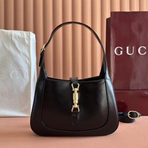p780. 📣📣📣  【Genuine Leather with 🌈 Full Boutique Packaging】🔥🔥2170 Runway Vintage Jackie Shoulder Bag—predicted to be the next big hit after the 1955 series. Already beloved by countless celebrities, it looks incredibly chic when worn.Jackie made a triumphant return to the runway, gracing the 2020 Gucci show and sparking major buzz. This iconic bag was a favorite of former First Lady Jacqueline Kennedy, who frequently carried different textures of the Jackie bag during public appearances throughout the 60s and 70s.This retro-inspired bag perfectly aligns with current trends for vintage aesthetics and underarm styles, creating a fascinating tension between aged charm and modern flair. Style No.: 636709, Dimensions: 28cm (W) x 19cm (H) x 4.5cm (D).