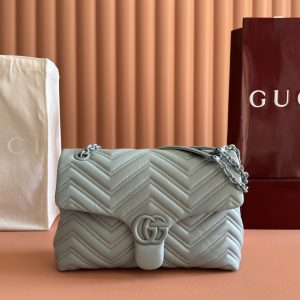 p970💋💋💋【Complete with original boutique packaging】💕 Fall/Winter 2025 Collection. The brand's iconic GG Marmont series masterfully blends the classic double G motif with faceted chain straps, creating a silhouette that is soft yet structured.Crafted from soft, lightweight quilted V-grain calf leather, this piece features tonal enamel hardware and chain accents.Black soft lightweight quilted V-grain calf leather Matching enamel hardware and chain Black rayon lining Double G interior: Zippered pocket Exterior: Back open pocket Sliding chain shoulder strap: Height: 28 cm – 51 cm Magnetic closure Model: 850676.Dimensions: 31 cm (W) x 17 cm (H) x 8 cm (D) Weight: Approx. 0.5 kg Color: Blue/Soft Leather Made in Italy