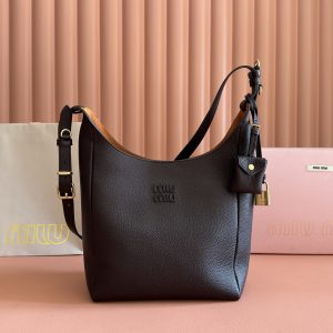 p1000💋💋💋【Premium hardware, genuine leather, full counter packaging】25ss Fall/Winter Isetan Limited Edition Hobo The indispensable Isetan limited collection for fall/winter continues to hold its place in the fashion world!The new Hobo bag features a distinctive design with soft leather and a grain pattern that's more durable and wear-resistant. Its elongated silhouette offers increased capacity, while the adjustable shoulder strap supports both single-shoulder and crossbody carry—effortlessly adaptable regardless of height or build. The bag also includes a card holder and padlock for added style, plus multiple interior compartments with secure snap closures for high safety—perfect for commuting and travel ✈️ Dimensions:W23×H32×D12cm Style No.: 5BB098