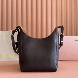 Alternative view of p1000💋💋💋【Premium hardware, genuine leather, full counter packaging】25ss Fall/Winter Isetan Limited Edition Hobo The indispensable Isetan limited collection for fall/winter continues to hold its place in the fashion world!The new Hobo bag features a distinctive design with soft leather and a grain pattern that's more durable and wear-resistant. Its elongated silhouette offers increased capacity, while the adjustable shoulder strap supports both single-shoulder and crossbody carry—effortlessly adaptable regardless of height or build. The bag also includes a card holder and padlock for added style, plus multiple interior compartments with secure snap closures for high safety—perfect for commuting and travel ✈️ Dimensions:W23×H32×D12cm Style No.: 5BB098