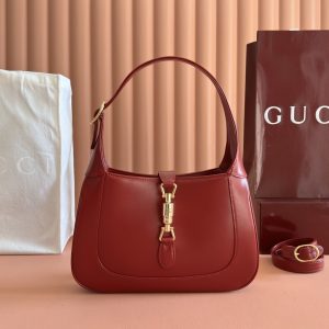 p780. 📣📣📣  【Genuine Leather with 🌈 Full Boutique Packaging】🔥🔥2170 Runway Vintage Jackie Shoulder Bag—predicted to be the next big hit after the 1955 series. Already beloved by countless celebrities, it looks incredibly chic when worn.Jackie made a triumphant return to the runway, gracing the 2020 Gucci show and sparking major buzz. This iconic bag was a favorite of former First Lady Jacqueline Kennedy, who frequently carried different textures of the Jackie bag during public appearances throughout the 60s and 70s.This retro-inspired bag perfectly aligns with two current trends: vintage aesthetics and underarm bags. Its unique charm lies in the intriguing clash between vintage appeal and modern sophistication. Style Number: 636709. Dimensions: 28cm (W) x 19cm (H) x 4.5cm (D).