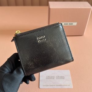 p420💋💋💋【Full Counter Packaging】pocket wallet New Counter-Style Compact Wallet🔥Model: 5MV017🆕🆕💃💃 Interior and exterior crafted from imported premium lambskin🐮,Dual-sided design with multiple card slots. Double zipper compartments on both sides for expanded capacity. Holds 198A💞 bills, bank cards, coins, and change effortlessly. Highly practical. Dimensions: 11.5 x 8 cm