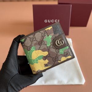 p330. 💋💋💋【Complete with original boutique packaging】Vibrant camouflage meets distinctive color combinations, reimagining the iconic GG motif. Crafted from marble-effect GG lettering coated fabric, this bifold wallet features meticulously integrated double G details.Green and yellow camouflage marble GG monogram coated fabric Brown leather trim Rhodium-tone hardware Brown taffeta lining Double G webbing detail Interior: 8 card slots, 1 bill compartment, 2 internal flat pockets (below card slots) Model: 834271.Dimensions when closed: 11 cm (W) x 9 cm (H); Dimensions when open: 21 cm (W) x 9 cm (H) Weight: Approx. 110 g Color: Green camouflage/PVC. Made in Italy.
