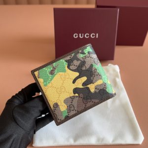 Alternative view of p330. 💋💋💋【Complete with original boutique packaging】Vibrant camouflage meets distinctive color combinations, reimagining the iconic GG motif. Crafted from marble-effect GG lettering coated fabric, this bifold wallet features meticulously integrated double G details.Green and yellow camouflage marble GG monogram coated fabric Brown leather trim Rhodium-tone hardware Brown taffeta lining Double G webbing detail Interior: 8 card slots, 1 bill compartment, 2 internal flat pockets (below card slots) Model: 834271.Dimensions when closed: 11 cm (W) x 9 cm (H); Dimensions when open: 21 cm (W) x 9 cm (H) Weight: Approx. 110 g Color: Green camouflage/PVC. Made in Italy.