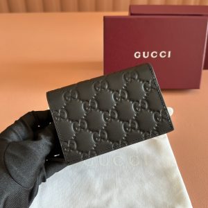 Alternative view of p370💋💋💋【Full Counter Packaging】The GG Emblem collection reinterprets the brand's timeless elegance and masterful craftsmanship with GG-embossed smooth calf leather. This wallet, meticulously crafted from GG-embossed calf leather, adds a new piece to the compact accessories line.💋💋Black GG embossed calf leather Black taffeta lining 💋💋 Model: 847208 Dimensions: 11 x 8.5 x 3 cm Color: Black embossed