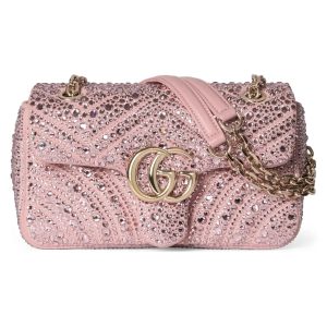 The iconic GG Marmont collection masterfully blends the classic double G motif with light gold-tone faceted chain straps, crafting a timeless handbag design.Crafted in light pink nubuck leather and adorned with crystal embellishments, this shoulder bag exudes refined elegance. Light pink nubuck leather with crystal quilting Light gold-tone hardware Pink viscose lining Double G interior: 1 open pocket Slide chain strap doubles as shoulder strap (55cm height) Spring-loaded snap closure Model: 837280.Dimensions: 22 cm (W) x 12.5 cm (H) x 6 cm (D) Weight: Approx. 0.55 kg Color: Light Pink/Crystal Made in Italy