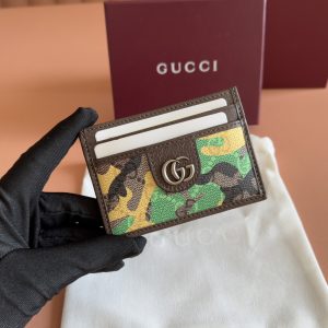 p300. 💋💋💋【Complete with original boutique packaging】Vibrant camouflage meets distinctive color combinations, reimagining the iconic GG motif. Crafted from marble-effect GG lettering coated fabric, this cardholder features meticulously integrated double G details.Green and yellow camouflage marble GG monogram coated fabric Brown leather trim Rhodium-tone hardware Brown taffeta lining Double G webbing detail Interior: 1 open compartment Exterior: 4 card slots Model: 834795Dimensions: 11 cm (W) x 7 cm (H) Weight: Approx. 30 g Color: Green Camouflage/PVC Designed in Italy