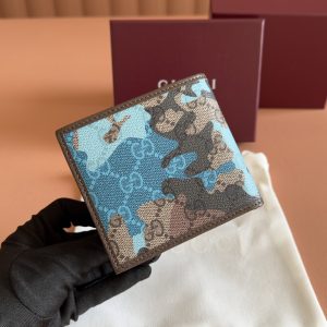 Alternative view of p330. 💋💋💋【Complete with original boutique packaging】Vibrant camouflage meets distinctive color combinations, reimagining the iconic GG motif. Crafted from marble-effect GG monogram coated fabric, this bifold wallet features meticulously integrated double G details.Green and yellow camouflage marble GG monogram coated fabric Brown leather trim Palladium-tone hardware Brown taffeta lining Double G webbing detail Interior: 8 card slots, 1 bill compartment, 2 internal flat pockets (below card slots) Model: 834271.Dimensions closed: 11 cm (W) x 9 cm (H); Dimensions open: 21 cm (W) x 9 cm (H) Weight: approx. 110 g Color: Blue camouflage/PVC. Made in Italy.