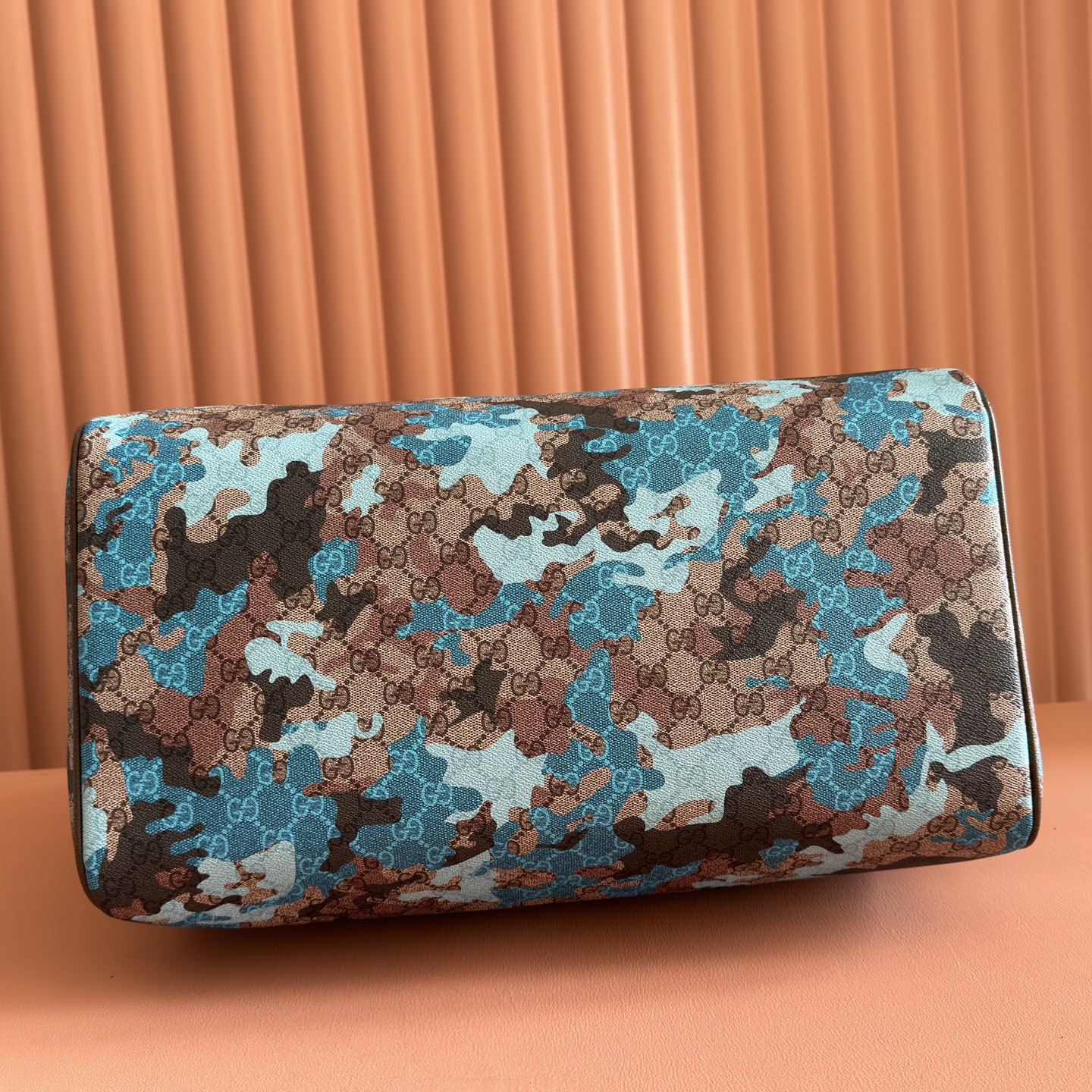 p970๐๐๐ Vibrant camouflage meets distinctive color combinations, reimagining the iconic GG pattern. Crafted from marble-effect GG monogram coated fabric, this travel bag features a matching ID tag and key ring.Pink and red camouflage marble GG monogram coated fabric Brown, pink, and red leather trim Palladium-tone hardware Natural cotton-linen lining Double G Capacity: 28 liters Interior: 1 zippered pocket Exterior: 1 removable luggage tag, 1 lock, 1 key ring Handle height:12 cm. Detachable adjustable leather shoulder strap (height: 119 cm - 134 cm). Zipper closure. Model: 834460. Dimensions: 44 cm (width) x 29 cm (height) x 25 cm (depth). Weight: approx. 2.3 kg. Color: Blue camouflage/PVC. Made in Italy. - Image 4