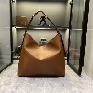 Batch 350... Fall/Winter 2025 Collection. The G G Beatrix handbag is meticulously crafted from cowhide leather, featuring a shoulder strap adorned with the iconic horsebit detail that infuses casual silhouettes with the brand's essence.Gold-tone hardware elevates its refined aesthetic, while an interior zippered pocket securely holds essentials. Blending elegant design with practicality, it effortlessly accommodates daily necessities. Brown GG suede, gold-tone hardware, cotton-linen blend lining. Shoulder strap with horsebit detail. Model: 850546. Dimensions: 40x 36x 12cm