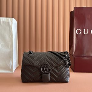 p850💋💋💋【Original Factory Packaging with Full Counter Accessories】This iconic GG Marmont series handbag is meticulously crafted from exceptionally supple calfskin leather, adorned with double G-shaped hardware and paired with a multi-faceted chain shoulder strap. The entire bag structure is soft and refined.Black quilted V-shaped nappa leather with tonal enamel hardware. Black rayon lining. Double G interior: 1 open pocket. Sliding chain shoulder strap: 23.5cm - 45cm. Magnetic snap closure. Model: 855371.Dimensions: 23 cm (W) x 17 cm (H) x 9 cm (D) Weight: Approx. 0.75 kg Color: Brown/Soft Leather.