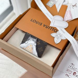 Internal Price P390. M15155 (〽️Grade A Full Steel〽️) Personalized Edition! 163 Variable Code, Cat Nap Card Holder! Louis Vuitton x Grace Coddington Travels With Series. This card holder is a playful creation designed in collaboration with fashion icon and artistic master Grace Coddington, paying homage to Grace's love for cats.The card holder is a new style within the special edition LV Travels With collection. Crafted from iconic Monogram canvas with a calf leather lining, it features a large internal compartment. The exterior includes two additional compartments for easy access to credit and transit cards. Dimensions: 11 x 7 x 0.5 cm (Length x Height x Width).