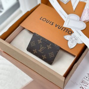 Alternative view of Internal Price P390. M15155 (〽️Grade A Full Steel〽️) Personalized Edition! 163 Variable Code, Cat Nap Card Holder! Louis Vuitton x Grace Coddington Travels With Series. This card holder is a playful creation designed in collaboration with fashion icon and artistic master Grace Coddington, paying homage to Grace's love for cats.The card holder is a new style within the special edition LV Travels With collection. Crafted from iconic Monogram canvas with a calf leather lining, it features a large internal compartment. The exterior includes two additional compartments for easy access to credit and transit cards. Dimensions: 11 x 7 x 0.5 cm (Length x Height x Width).