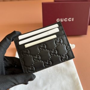 p300💋💋💋【Full Counter Packaging】The GG Emblem collection reimagines timeless elegance and masterful craftsmanship with GG-embossed smooth calf leather. This card case, meticulously crafted from GG-embossed calf leather, expands the new compact accessories line.💋💋Black GG embossed calf leather Black taffeta lining 💋💋 Model: 850187 Dimensions: 10 x 8 cm Color: Black embossed