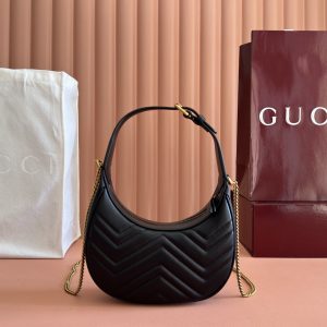 Alternative view of p710. 📣📣📣【Genuine Leather with 🌈 Configuration & Full Boutique Packaging】🔥🔥 This mini handbag features a crescent silhouette and richly textured black leather, exuding a strong vintage aesthetic.Blending vintage elements with archival designs or contemporary details, it presents a timelessly renewed aesthetic. Every detail reflects the brand's deep fascination with its heritage, and this compact accessory is no exception. Crafted from boutique-quality soft natural full-grain cowhide leather with premium smooth polished bronze hardware. Model: 699514 Dimensions: 21x11x5cm Color: Black