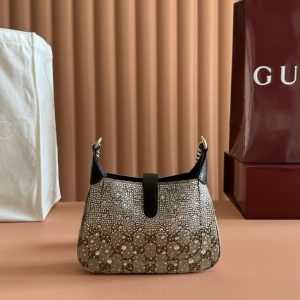 Alternative view of p750🔥🔥🔥【Configuration with Boutique Packaging】782889 0P200G 1000 This brand-new Jackie Notte handbag, designed by Creative Director Sabato De Sarno, vividly embodies the confident heritage of the iconic Jackie collection. It masterfully blends a fresh silhouette with exquisite details, making it the perfect accessory for evening looks.Crafted in black patent leather with a hook closure and adorned with a light gold-tone Gucci letter chain strap, this mini shoulder bag exudes distinctive style.· Black patent leather · Gold-tone hardware · Leather lining · Interior: One open pocket with Gucci logo and handwritten "Jackie Notte" text · Gucci monogram chain shoulder strap, each letter hand-sewn, 54 cm height · Hook closure ·Weight: Approx. 0.35 kg · Mini Dimensions: 19.5 cm (W) x 18 cm (H) x 3.5 cm (D) · Designed in Italy · Model height: 177 cm · Accommodates iPhone Pro Max/Plus, AirPods, card holder, and lipstick