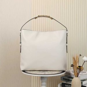 Batch 340...2025 Fall/Winter Collection. The Gucci Beatrix handbag is expertly crafted from black calf leather, featuring a shoulder strap adorned with the iconic horsebit detail that infuses casual silhouettes with the brand's signature essence. Gold-tone hardware adds a touch of refined elegance, while an interior zippered pocket ensures daily essentials are securely stored. Combining elegant design with practical functionality, it effortlessly accommodates everyday necessities.Black supple smooth calf leather Gold-tone hardware Black cotton-linen blend lining Shoulder strap with horsebit detail Interior: Zippered pocket Adjustable shoulder strap height: 26 cm - 33 cm; Length: 94 cm Model: 850546 Dimensions: 40 cm (W) x 36 cm (H) x 12 cm (D) Weight: Approx. 1 kg Color: White full leather.Designed in Italy