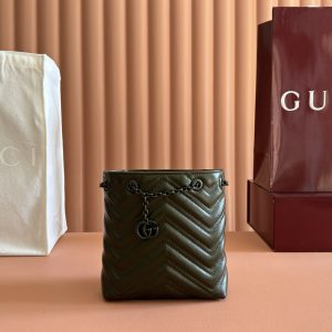 p720💋💋💋【Original Factory Packaging with Full Counter Set】Crafted from supple leather, this slim bucket bag from the iconic GG Marmont collection achieves a distinctive silhouette. Dual G-shaped hardware with tonal enamel finish completes the design.Black quilted V-grain nappa leather Matching enamel hardware Black ribbed fabric lining Double G shoulder strap (58cm drop) Model: 856404 Dimensions: 16cm (W) x 17cm (H) x 6.5cm (D) Weight: Approx. 240g Color: Green/Soft Leather