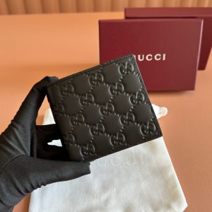 p325💋💋💋【Full Counter Packaging】The GG Emblem collection reimagines timeless elegance and masterful craftsmanship with GG-embossed smooth calf leather. This wallet, meticulously crafted from GG-embossed calf leather, expands the new compact accessories line.💋💋Black GG embossed calf leather Black taffeta lining 💋💋 Model: 850177 Dimensions: 11 x 9 cm Color: Black embossed
