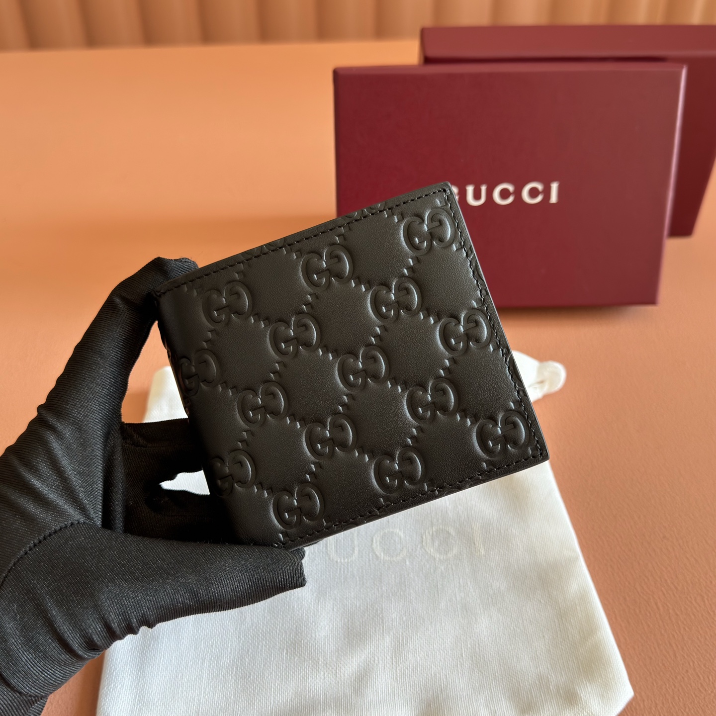 p325💋💋💋【Full Counter Packaging】The GG Emblem collection reimagines timeless elegance and masterful craftsmanship with GG-embossed smooth calf leather. This wallet, meticulously crafted from GG-embossed calf leather, expands the new compact accessories line.💋💋Black GG embossed calf leather Black taffeta lining 💋💋 Model: 850177 Dimensions: 11 x 9 cm Color: Black embossed