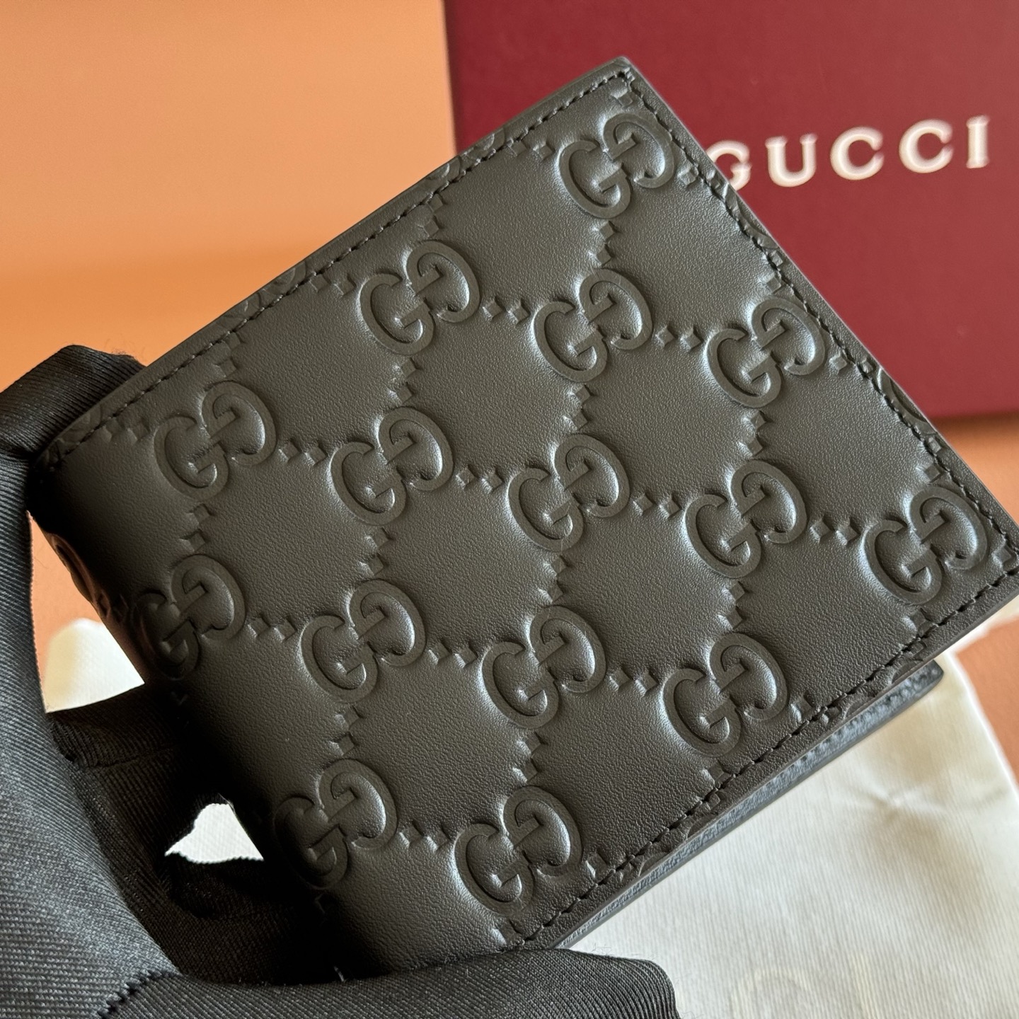 p325💋💋💋【Full Counter Packaging】The GG Emblem collection reimagines timeless elegance and masterful craftsmanship with GG-embossed smooth calf leather. This wallet, meticulously crafted from GG-embossed calf leather, expands the new compact accessories line.💋💋Black GG embossed calf leather Black taffeta lining 💋💋 Model: 850177 Dimensions: 11 x 9 cm Color: Black embossed - Image 5