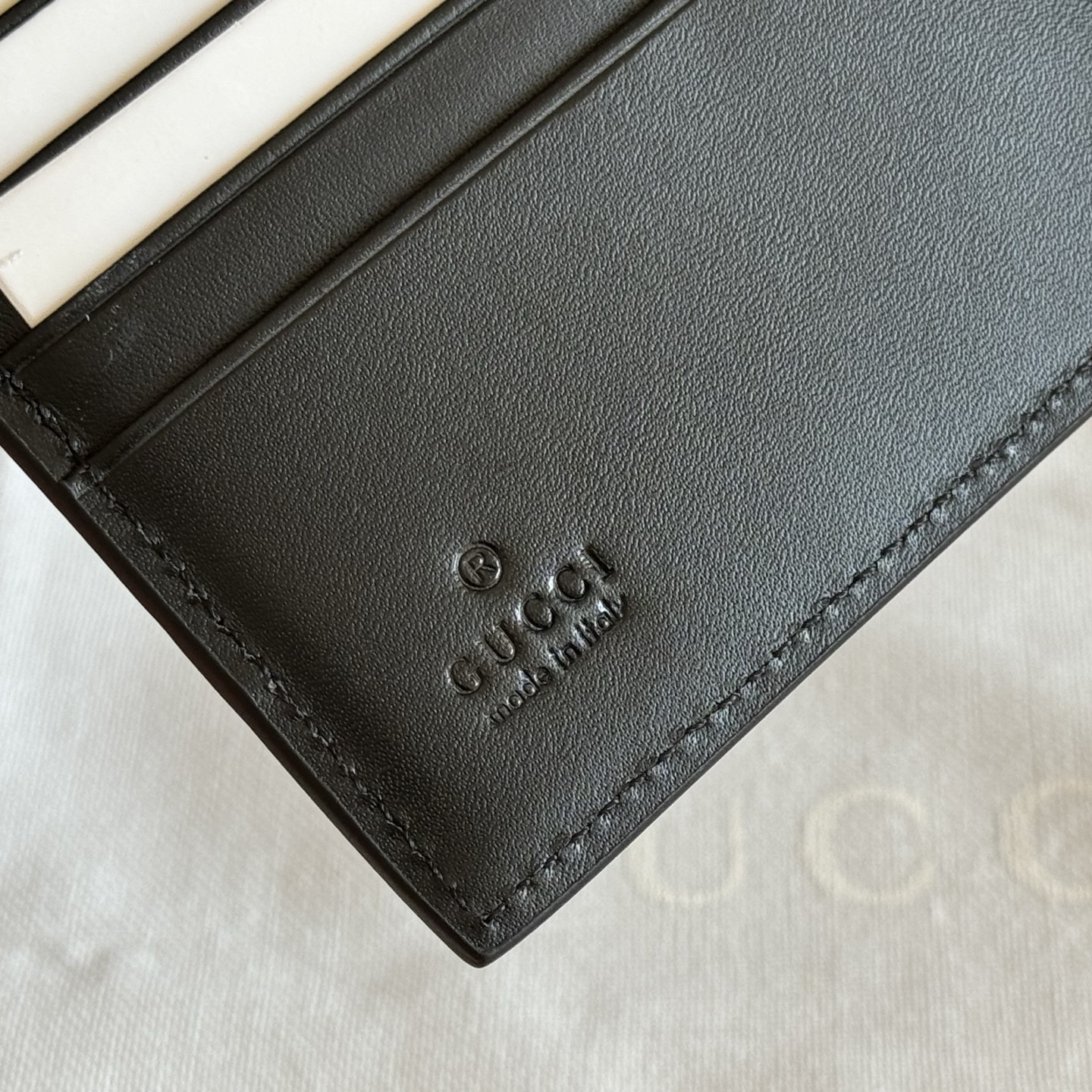p325💋💋💋【Full Counter Packaging】The GG Emblem collection reimagines timeless elegance and masterful craftsmanship with GG-embossed smooth calf leather. This wallet, meticulously crafted from GG-embossed calf leather, expands the new compact accessories line.💋💋Black GG embossed calf leather Black taffeta lining 💋💋 Model: 850177 Dimensions: 11 x 9 cm Color: Black embossed - Image 7