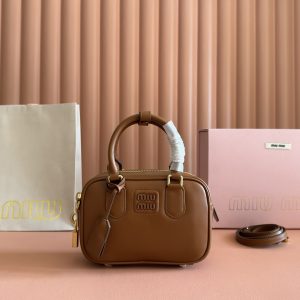 p970💋💋💋【Genuine Leather Configuration with Full Counter Packaging】Arcadie Small (19cm) Bowler Bag/Crossbody Bag in Heather Wood This handbag reinterprets the classic silhouette with vintage-inspired, refined cowhide leather.The front lettering logo artfully complements the metal hardware, showcasing exceptional craftsmanship that highlights its iconic, unmistakable style. Dynamic yet elegant lines pair with an adjustable, detachable shoulder strap, creating a versatile, practical design with modern appeal.~Removable and adjustable shoulder strap~Zipper closure~Lined interior with 2 slip pockets~Features protective studsDimensions: W19 × H13 × D6cmItem No.: 5BB123