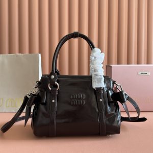 P1080💋💋💋【Original Leather Configuration with Full Boutique Packaging】 5BA327 Miu Miu 26SS RIBBON Pre-Spring Handbag Classic The moment you see it, you think of Miu's original classic. When a pair of wings decides to alight simultaneously Upon the shoulders of history and the present moment, True classics forever grow at both ends of time. Antique silver buckles lock in an unfaded gilded dream. Hard-shell motorcycle silhouette + bow tie— These two seemingly unrelated elements collide yet feels utterly seamless. Part biker, part sweetheart—it pulls off both charm and edge effortlessly. Lightweight construction in glossy calf leather. Dimensions: 28*15*22cm