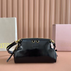 p930💋💋💋【Original Factory Packaging with Full Counter Set】Cowhide Small Clutch Bag～Its refined sheen elevates the sleek lines of this clutch, blending runway inspiration with modern femininity to strike a balance between stylistic experimentation and sophisticated versatility.～Two detachable adjustable shoulder straps～Gold-tone hardware～Zipper closure～Lined interior with patch pocket～Front lettering logo Dimensions: W24 × H14 × D8.5 cm Style No.: _5BF131