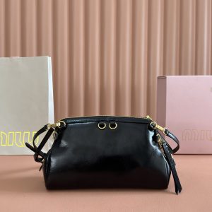 Alternative view of p930💋💋💋【Original Factory Packaging with Full Counter Set】Cowhide Small Clutch Bag～Its refined sheen elevates the sleek lines of this clutch, blending runway inspiration with modern femininity to strike a balance between stylistic experimentation and sophisticated versatility.～Two detachable adjustable shoulder straps～Gold-tone hardware～Zipper closure～Lined interior with patch pocket～Front lettering logo Dimensions: W24 × H14 × D8.5 cm Style No.: _5BF131