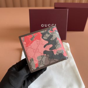 Alternative view of p330. 💋💋💋【Complete with original boutique packaging】Vibrant camouflage meets distinctive color combinations, reimagining the iconic GG motif. Crafted from marble-effect GG monogram coated fabric, this bifold wallet features meticulously integrated double G details.Green and yellow camouflage marble GG monogram coated fabric Brown leather trim Rhodium-tone hardware Brown taffeta lining Double G webbing detail Interior: 8 card slots, 1 bill compartment, 2 internal flat pockets (below card slots) Model: 834271.Dimensions closed: 11 cm (W) x 9 cm (H); Dimensions open: 21 cm (W) x 9 cm (H) Weight: approx. 110 g Color: Red camouflage/PVC. Made in Italy