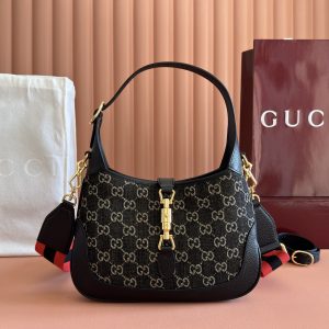 p810. 📣📣📣【Genuine Leather with 🌈 Full Boutique Packaging】Gucci UN3AG 1294 Product Details. The Gucci "Aria-Fashion Overture" collection reimagines classics with contemporary flair. The Jackie 1961 series debuts a soft-textured, flexible rectangular tote.Iconic designs feature all-over GG patterns and striped webbing details, while intricate accessories pay homage to Gucci's heritage. This compact handbag features black leather piping and the collection's signature gold-tone push-lock hardware. Black and ivory GG denim jacquard fabric. Black leather piping. Model: 678843.Dimensions: 28 x 19 x 4.5 cm. Colors: Black/Denim.