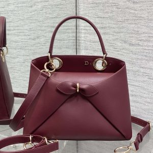 Light Gold In Stock‼️ Dior 2026's latest bow-adorned handbag, featuring a signature bow welded into the design. The bow no longer evokes a sugary sweetness for little girls. Its newly designed silhouette and shape, paired with a rich color palette, suits a wide range of people, perfectly balancing sweetness and edginess. Size: 28*10*22