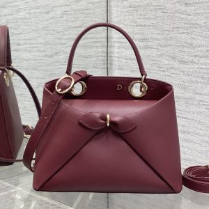 Alternative view of Light Gold In Stock‼️ Dior 2026's latest bow-adorned handbag, featuring a signature bow welded into the design. The bow no longer evokes a sugary sweetness for little girls. Its newly designed silhouette and shape, paired with a rich color palette, suits a wide range of people, perfectly balancing sweetness and edginess. Size: 28*10*22